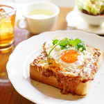 フダンカフェ - special toast breakfast 目玉焼きのせミートソース (￥900)