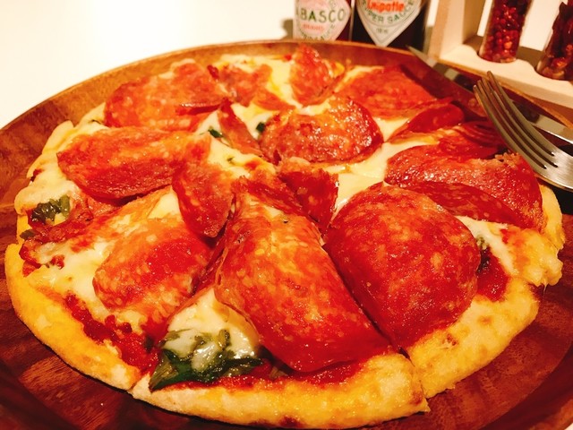 サラミとモッツァレラチーズのトマトピザ