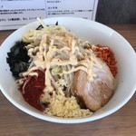 小烏丸 - まぜそば 大盛
全マシ （辛味、ニンニク、アブラ、コンマヨ）
チーズトッピング