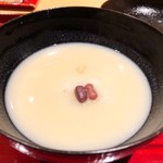 銀座 しのはら - 白味噌仕立ての先付
      中にお餅が入ってます。
      お味噌の品格が感じられて
      穏やかな甘味を施してます。