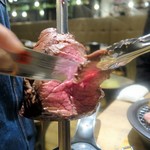 個室 塊肉×農園野菜　Nick&Noojoo - 肉をつまんでナイフをシュラスコ！