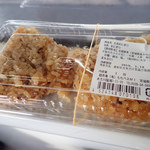 Mochibe - 五目おにぎりを購入。県内産のもち米「みやこがねもち」で炊かれて、しいたけ、にんじん、ごぼうが入ってるミャ