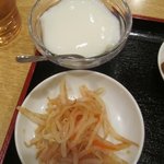 食膳厨房 - 杏仁豆腐ともやしナムル？