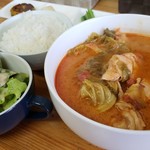 母庵 - 鶏肉とキャベツのレッドカレースープ(500円)です。