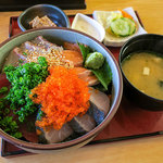 王道の「海鮮丼」（1,650円）を注文。