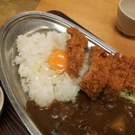 つるかめ食堂 - カレーのルウに混ざらないように生卵を投入