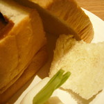 Rakushoku Kurabu Urakouji Gyuunikuten - お替りできる食パンの中身