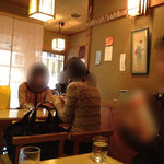 茶寮 ぎょくえん - 机が３つの店内。