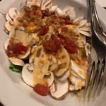 山屋バル - フレッシュマッシュルームのアンチョビガーリックオイル掛けサラダ