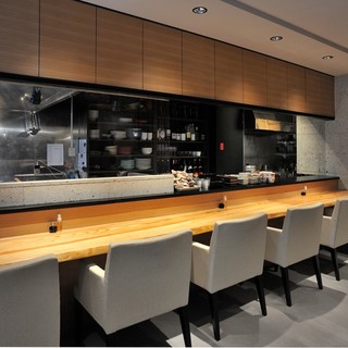 人気のカウンター席です。デートや親しい方とのご利用に是非！