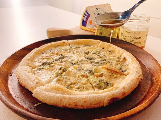 4種のチーズとハチミツのピザ