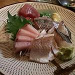 立ち拠り酒場 榮 - 2019.1.26  【刺身】カツオ、真鯛、アジ、ブリ、サワラ