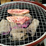 すみび焼肉 炭あかり - 焼いてます