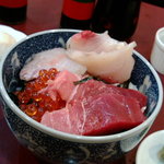 うなぎ 米花 - 海鮮丼　海老と蟹をはずして・・・大間の本鮪