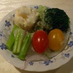 ラビスタ大雪山 - 地元野菜をふんだんに取り入れたサラダバーの取り分け。