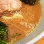 らー麺 家道 - 鶏油は多めだけど…スープ温いです。