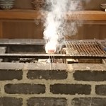 東麻布 天本 - 白甘鯛を焼いています
