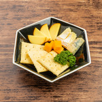 bi-rukurabunishiogikubobiahausu - チーズ盛り合わせ
