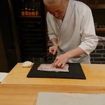 東麻布 天本 - 鰻に串を刺します