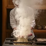 東麻布 天本 - 鰹を藁で燻しています