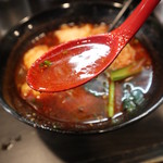 香港華記焼味&米線 - 台湾ワンタン麺（激辛）のスープ