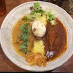 SPICY CURRY 魯珈 - 2種カレー(イスラム風骨付きチキンカレー、ブロッコリーのソースと頂く濃厚ホタテのカレー)＋るうろう煮玉子