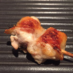 焼き鳥 とりら - モモです　カリッとした表面と脂ジュワーの肉が口の中で合わさるとヤバイです