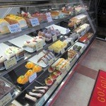 洋菓子のキシカワ - お店はお洒落なケーキショッぷと言うよりは昔ながらの街の洋菓子屋さんといった雰囲気のお店です。