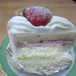 洋菓子のキシカワ - ストロベリーショートケーキ３５０円、スポンジとスポンジの間にはストロベリークリームが練り込んでありますよ。