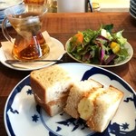 ブリコラージュ ブレッド アンド カンパニー ダイニング・カフェ - bocchi ピーナッツバターとバナナのホットサンドのモーニングセット800円。税込み　サラダとドリンク付いてます。ドリンクに天の紅茶。20190201