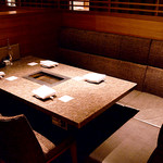 Yakiniku Champion - ソファー席：5名様までゆったり掛けられる。その他、ファミリーも安心して食事が楽しめる個室を完備。