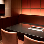 焼肉チャンピオン - 4～5名個室：37型テレビを完備。落ち着いた色合いの室内はファミリーでの利用はもちろん、ママ会や女子会にも最適。