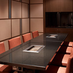 焼肉チャンピオン - 8名個室：最大26名様までのご宴会にもご利用いただける個室。42型テレビを完備。スポーツ観戦や忘新年会、ランチミーティングなどにご利用いただけます。