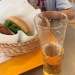 フレッシュネスバーガー - テラス席でビール