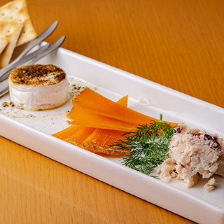 お酒がどんどん進む！自家製の牛すじカレーやおつまみもご用意