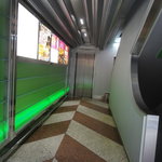 奥にエレベータ