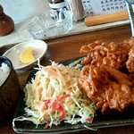 宝仙 - 唐揚げ定食は、唐揚げ・ごはん・つけもの・うどんorそば のセットです。