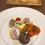 トラットリア ダ コヴィーノ - 前菜盛り合わせと自家製パン