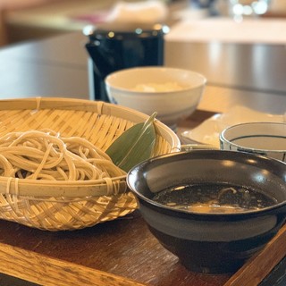 もりそばと山形名物冷たい肉そばを一度に食す「よくばりセット」