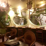 ティーハウス はっぱ - 2人用テーブル席の椅子が面白い