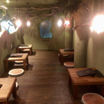 ティーハウス はっぱ - 小上がり席の座布団は丸太型