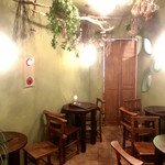 ティーハウス はっぱ - 1階のテーブル席