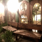 ティーハウス はっぱ - 店頭にはベンチもあります