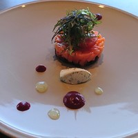 ワカヌイ グリル ダイニング バー 東京 - NZ産キングサーモンとビーツのタルタル クリームチーズ