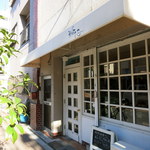 101146785 - エントランス。清潔感いっぱいの白。