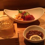 Ichifumi - カツオのお刺身が品よく盛り付けされてます。手前はホタルイカの沖漬け。純米酒と。