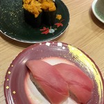 回し寿司 活 美登利 - 雲丹（冷凍）とトロ