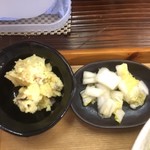 Motsu Nisemmonten Wanya - この日の小鉢はサツマイモサラダと白菜漬け