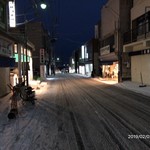 みなと食堂 - まだ明け切らない商店街、6:00ちょっと過ぎ。開店準備中のお店もちらほら。