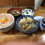 みなと食堂 - 平目とエンガワ半々漬け丼。￥1300(税込価格)
      八戸せんべい汁。￥400(税込価格) せんべい汁があるのにご丁寧に、味噌汁まで出して頂きました。